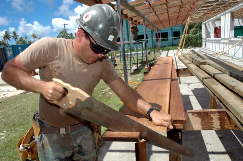 menuisier-TOURVES-min_worker_construction_building_carpenter_male_job_build_helmet-893290